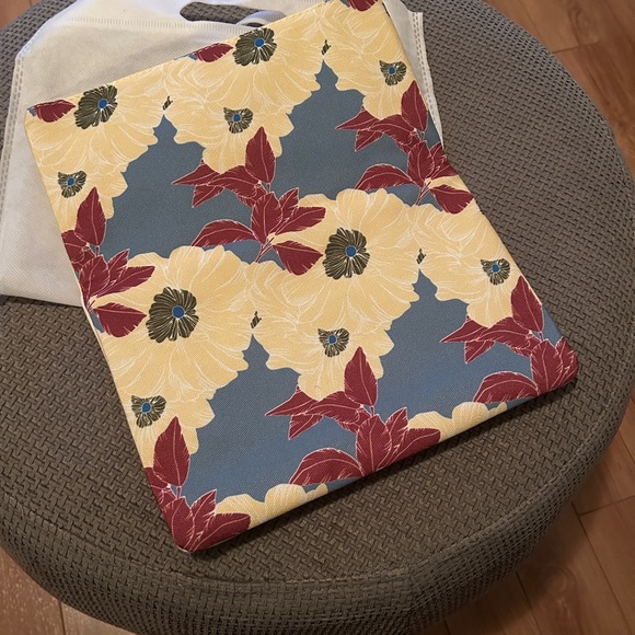 Brand new spring clutche! - Picture 2 of 2